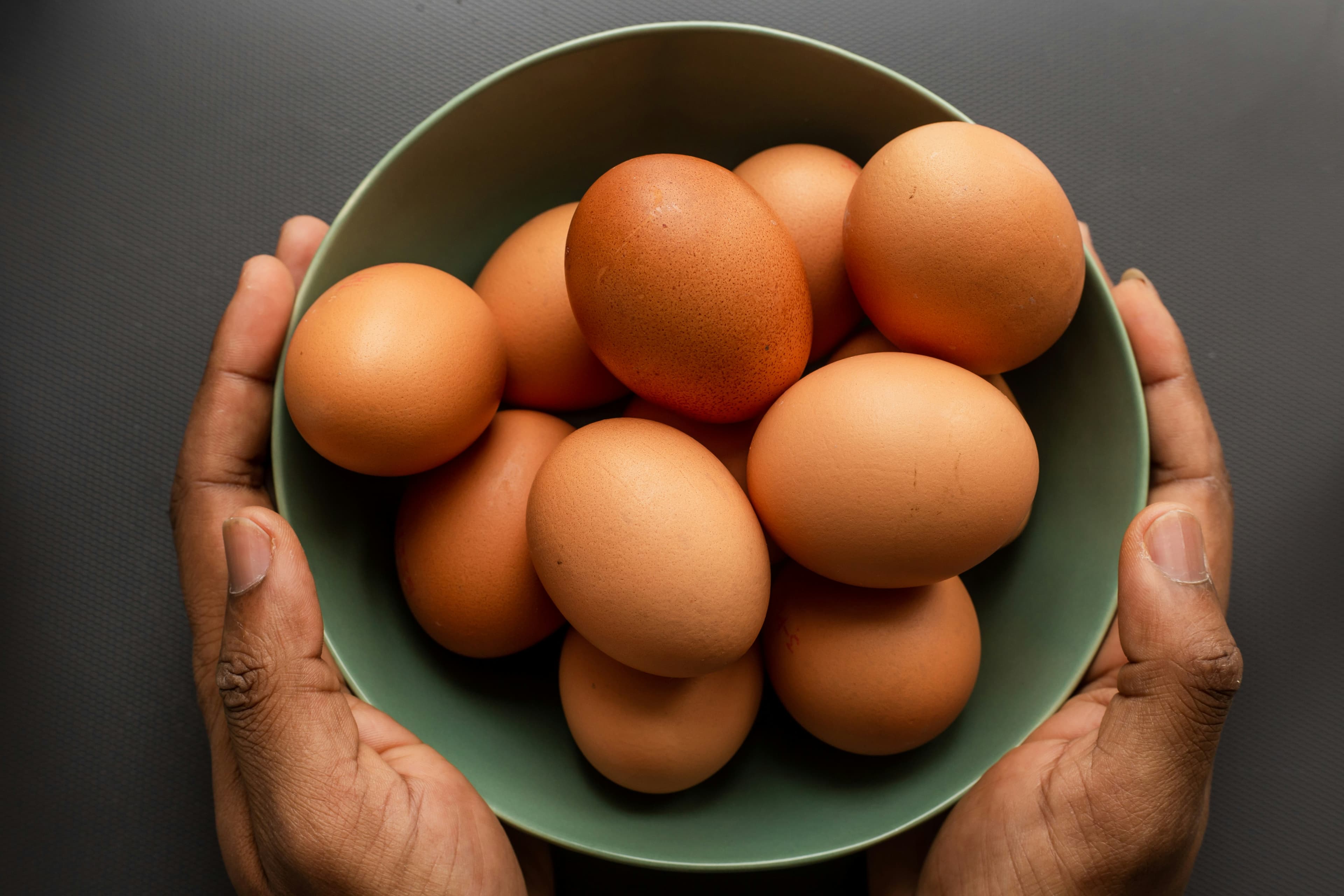 Semangkuk telur segar untuk kebutuhan rumah tangga